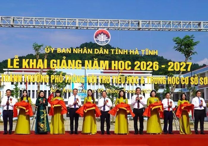 Các đại biểu thực hiện nghi thức cắt băng khánh thành, bàn giao và đưa vào sử dụng Trường Phổ thông nội trú TH&THCS Sơn Kim 1.