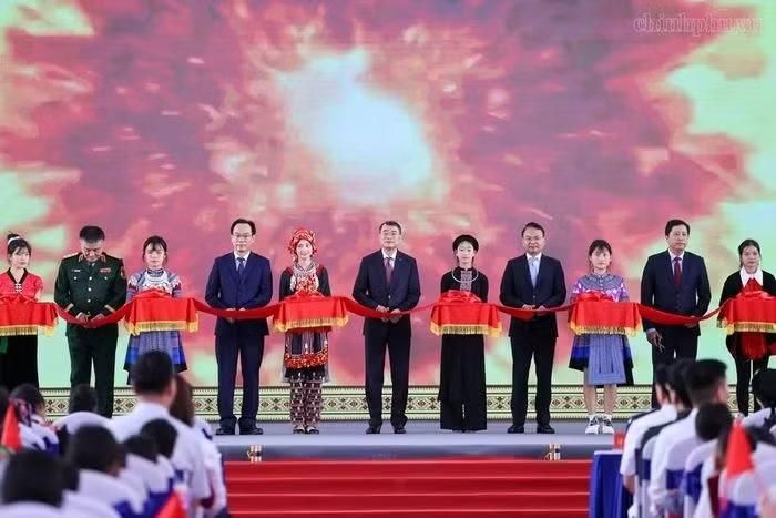 Thủ tướng và các đại biểu thực hiện nghi thức khánh thành Trường Phổ thông nội trú Tiểu học và Trung học cơ sở Mường Khương - Ảnh: chinhphu.vn/Nhật Bắc