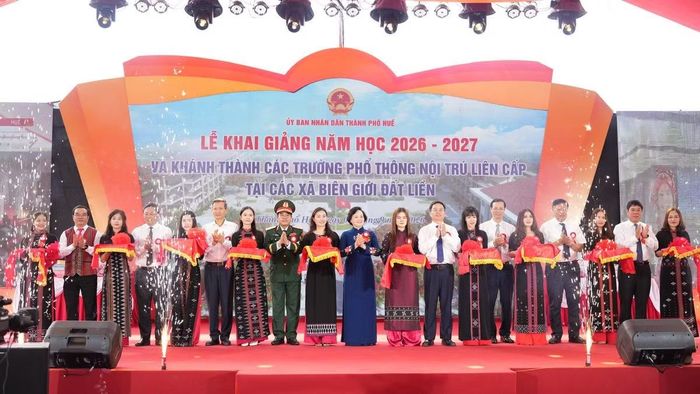 Phó Thủ tướng Chính phủ Phạm Thị Thanh Trà cùng các đại biểu thực hiện nghi thức cắt băng khánh thành Trường Phổ thông nội trú Tiểu học và Trung học cơ sở A Lưới 3 (TP Huế). Ảnh N.H