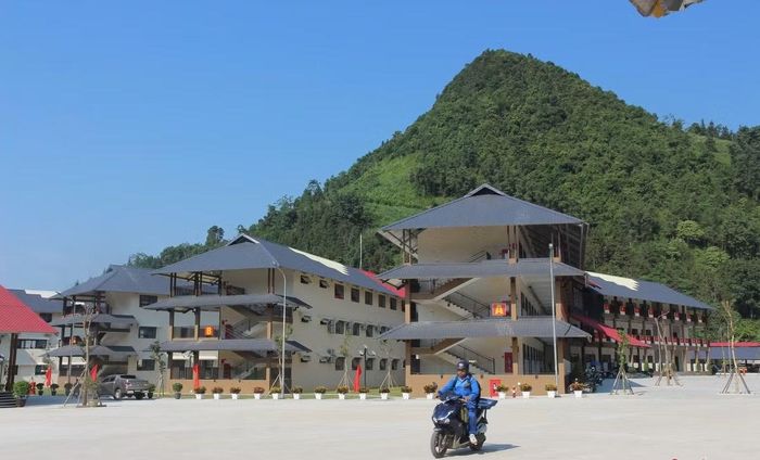Trường PTDTNT Tiểu học và THCS Mường Khương được đầu tư xây dựng khang trang, hiện đại. Trường có tổng diện tích gần 5ha, gồm 9 khối nhà đồng bộ, đáp ứng điều kiện học tập, sinh hoạt và nội trú cho 980 học sinh, với tổng mức đầu tư ban đầu 215 tỉ đồng. Ảnh Trọng Bảo