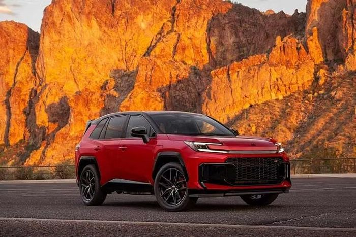 Toyota RAV4 bán chạy "như tôm tươi", khách mua phải đăng ký danh sách chờ.