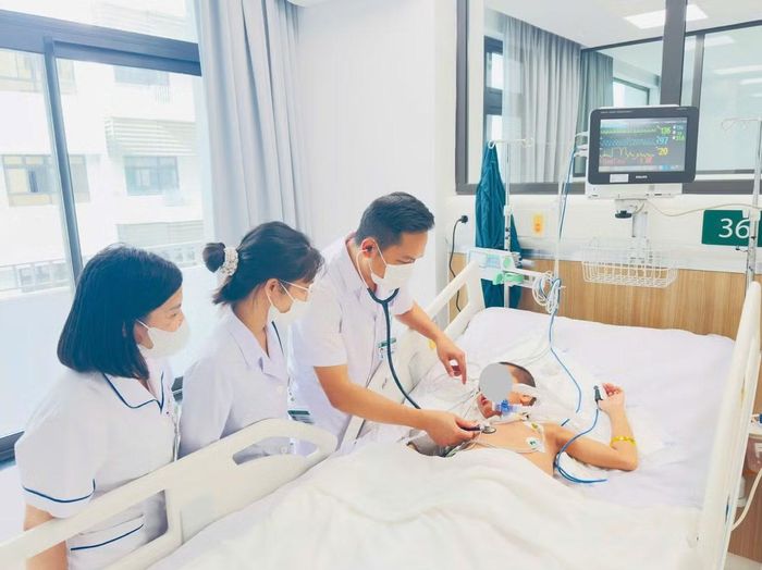 Bệnh nhi được chăm sóc tích cực tại bệnh viện - Ảnh BVCC