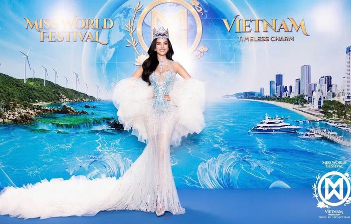 Chung kết Miss World 2026 - Hoa hậu Thế giới 2026 quy tụ dàn mỹ nhân đông đảo trên thảm xanh sự kiện. Đương kim Hoa hậu Thế giới Opal Suchata diện váy trắng bạc đính kết, phom đuôi cá ôm sát. Phần voan xếp lớp tạo khối lớn ở hai bên cánh tay, trong khi đuôi váy kéo dài trên thảm xanh. Cô đội vương miện và kết hợp bộ trang sức nổi bật.