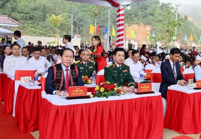 Phó Thủ tướng Chính phủ Lê Tiến Châu dự Lễ Khai giảng năm học 2026 - 2027 và khánh thành Trường Phổ thông Dân tộc nội trú Tiểu học & Trung học cơ sở Tây Giang, xã Tây Giang, thành phố Đà Nẵng - Ảnh: chinhphu.vn