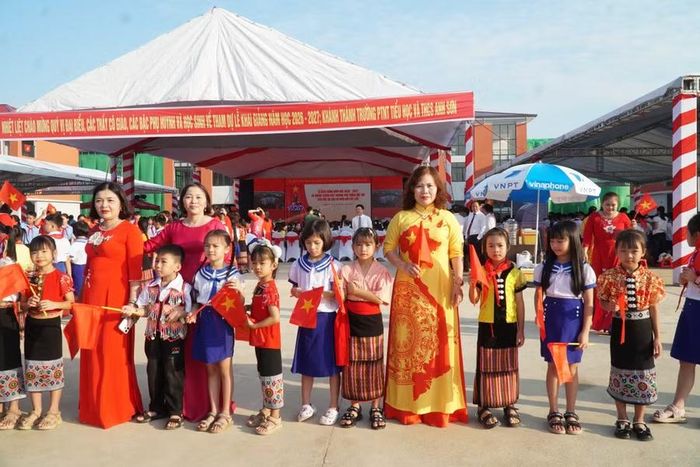 Lễ khai giảng, khánh thành trường nội trú là niềm vui, mong chờ háo hức của giáo viên, học sinh xã biên giới Anh Sơn, Nghệ An.