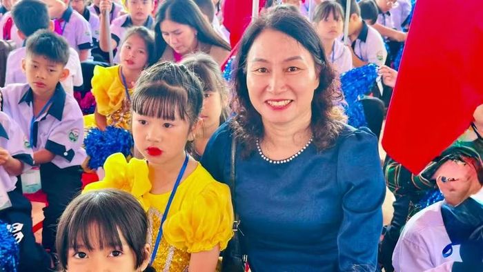 Cô và trò Trường Phổ thông nội trú liên cấp Tiểu học và THCS Thuận An (Lâm Đồng).