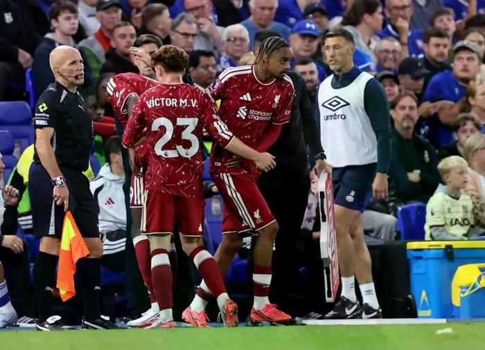 Bradley Barcola vào sân trong hiệp 2, đánh dấu trận đầu tiên trong màu áo Liverpool. Ảnh: Reuters.