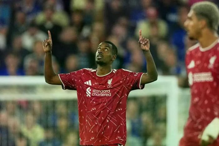 Alexander Isak lập cú đúp chỉ trong 9 phút đầu, giúp Liverpool có chiến thắng đầu tiên tại Ngoại hạng Anh mùa này. Ảnh: AP.