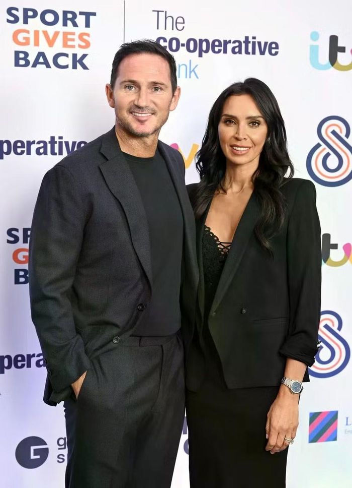  MC truyền hình Christine Lampard là vợ của HLV Frank Lampard (Coventry City). ﻿Khác với nhiều WAGs nổi tiếng nhờ mối quan hệ với cầu thủ, Christine đã gây dựng tên tuổi riêng và được xem là một trong những người dẫn chương trình quen thuộc tại Anh. ﻿Cô được biết đến nhiều qua The One Show và Loose Women, trước khi gặp huyền thoại Chelsea tại lễ trao giải Pride of Britain năm 2009. ﻿Hai người kết hôn năm 2015 và hiện có 2 con chung. Ảnh: Getty Images. 