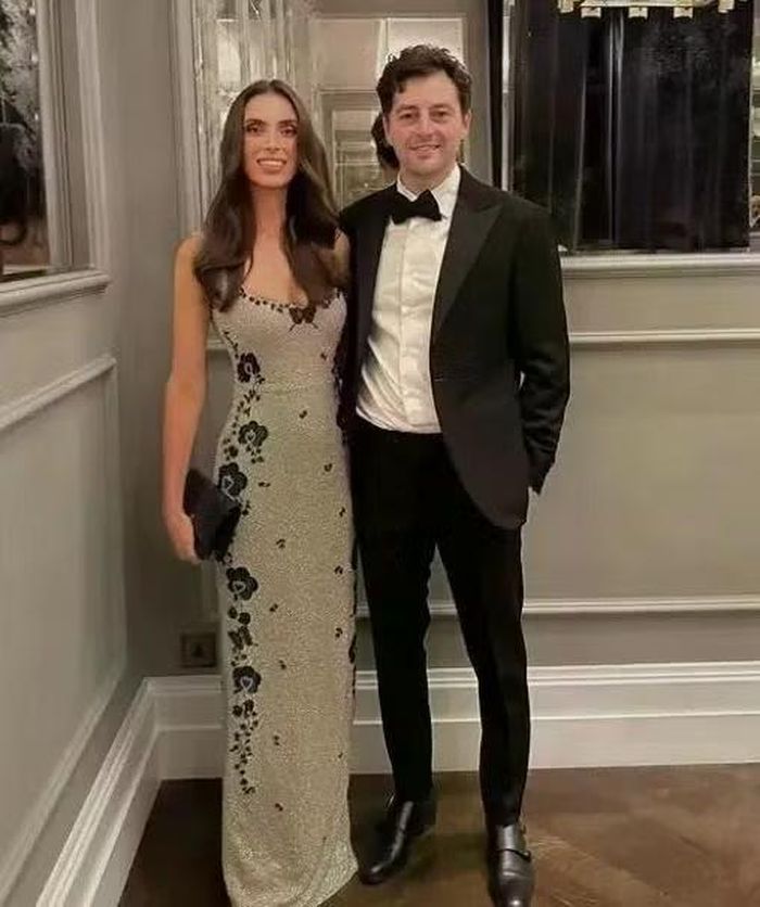  Rachel Mason là vợ của cựu HLV Ryan Mason (West Brom). Cô có nền tảng học vấn về kinh doanh, kinh tế vững vàng, gặp cựu tiền vệ Tottenham khi theo học tại Đại học Lancaster, trước khi trở thành người đồng hành quan trọng nhất trong biến cố lớn của sự nghiệp chồng. ﻿Rachel luôn ở bên Mason sau chấn thương vỡ hộp sọ đe dọa tính mạng năm 2017, tai nạn khiến anh buộc phải giải nghệ khi còn rất trẻ. ﻿Cặp đôi kết hôn tại Mallorca năm 2022 và hiện có 3 người con. Ảnh: Instagram. 