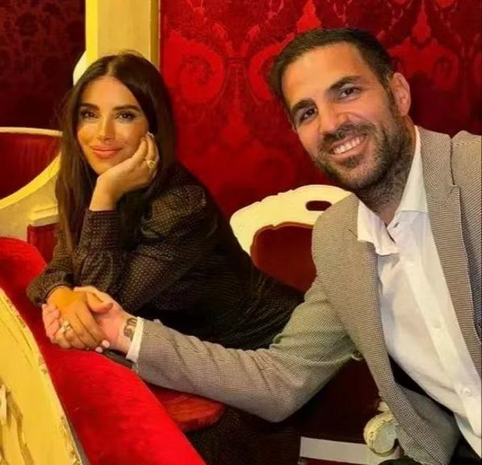  Daniella Semaan là vợ của HLV Cesc Fabregas (Como), đồng thời là một trong những WAGs nổi tiếng nhất bóng đá châu Âu. ﻿Người đẹp Lebanon từng được truyền thông Anh gọi là 'Nữ hoàng WAGs' khi Fabregas còn khoác áo Chelsea. ﻿Hai người quen nhau năm 2011 tại một nhà hàng Nhật ở Knightsbridge, London, sau khi Daniella đến xin chữ ký của tiền vệ Tây Ban Nha cho con trai mê bóng đá. ﻿Hiện cô sống cùng Fabregas tại Como và có mối quan hệ thân thiết với Antonela Roccuzzo, vợ Lionel Messi. Ảnh: Instagram. 