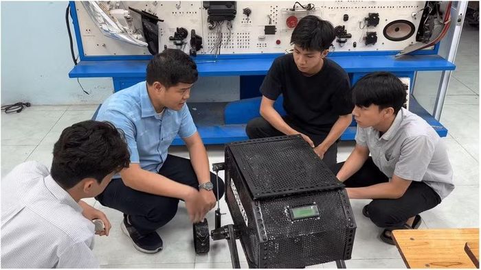 Nhóm sinh viên Trường ĐH Sư phạm Kỹ thuật - ĐH Đà Nẵng chế tạo “Robot diệt cỏ bằng tia laser”.