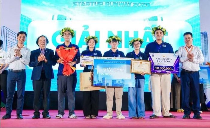 Nhóm sinh viên với Dự án Danang Booth đoạt Giải Nhất Cuộc thi khởi nghiệp “Startup Runway - 2026”.