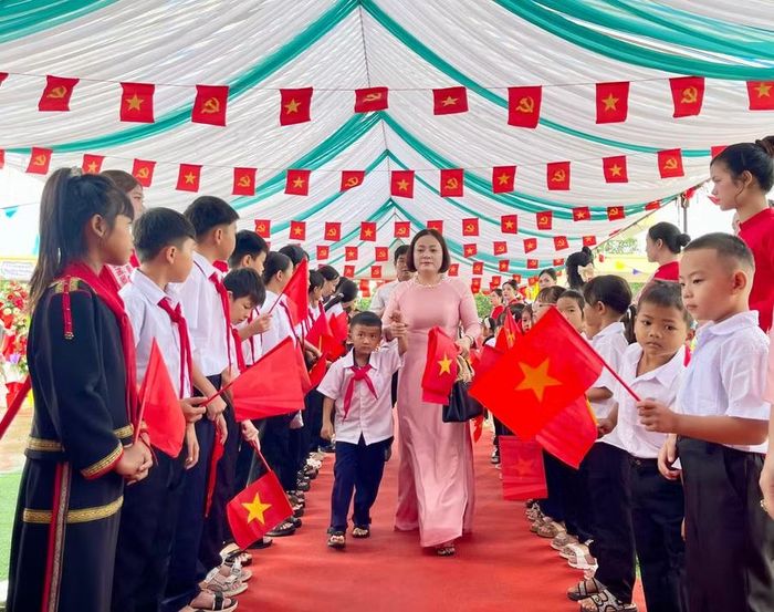 Giáo viên đón học sinh vào trường.