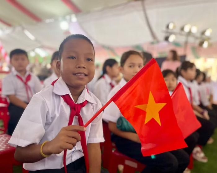 Học sinh hân hoan trong ngày khai giảng.