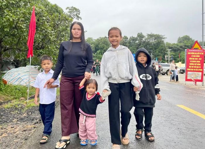 Phụ huynh đưa con em đến dự lễ khai giảng năm học mới ở trường nội trú liên cấp biên giới Ia Púch.