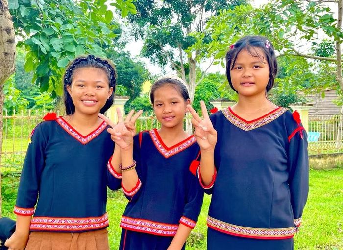 Học sinh vùng biên Ia Púch trong bộ trang phục truyền thống háo hức đến trường dự Lễ khai giảng năm học 2026-2027.