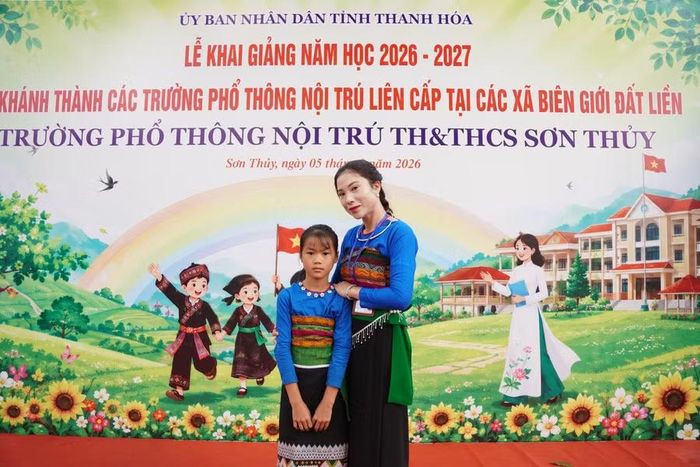 Hà Thu Hương đến trường sớm dự lễ khai giảng.