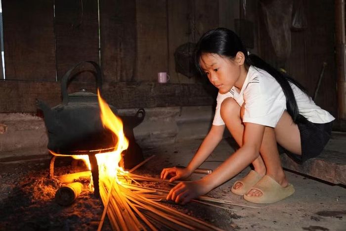 Những năm qua, con đường đến trường xa, nhà nghèo, Hương luôn lo sợ mình phải bỏ học.