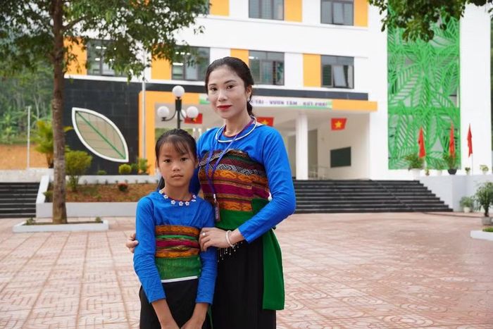 Hương chụp ảnh cùng cô giáo Hoàng Thị Hà.