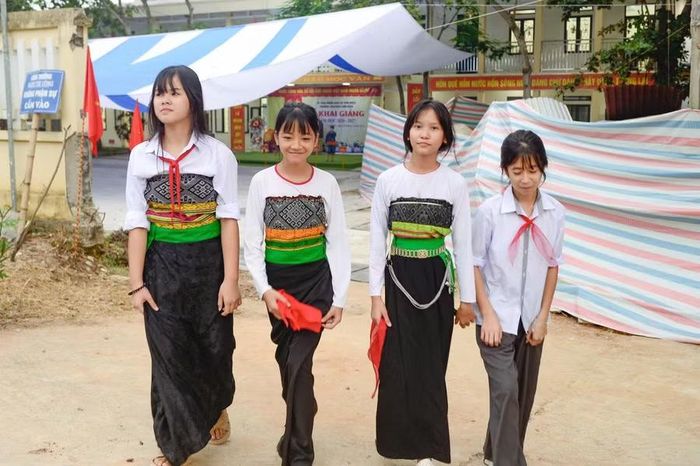 Ngày trở lại trường cũng là ngày những đứa trẻ vùng cao trở về với thế giới tuổi thơ thân quen, nơi có bảng đen, phấn trắng, tiếng trống trường và những người bạn cùng trang lứa.