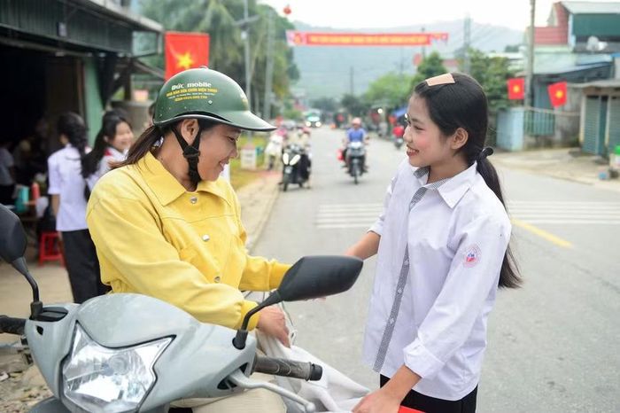 Những lời dặn dò giản dị, lời chúc các con bước vào năm học mới với nhiều niềm vui, chăm ngoan và đạt kết quả tốt là hành trang ấm áp theo các em vào sân trường.