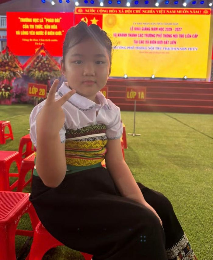 Cô bé người Thái đến trường từ rất sớm dự lễ khai giảng trong niềm háo hức.