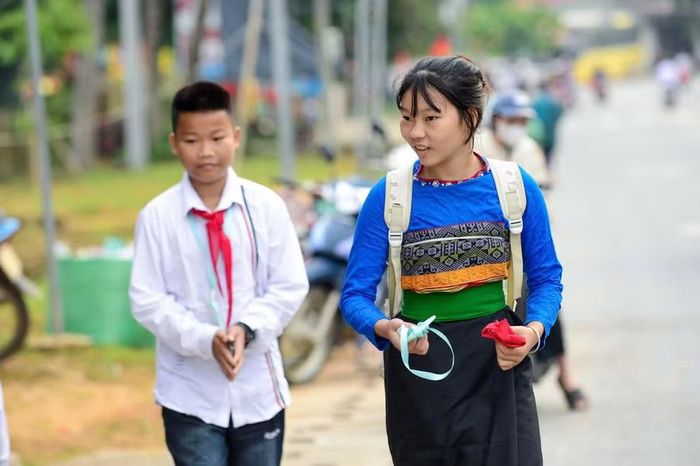 Không khí trước giờ khai giảng càng thêm rộn ràng khi học sinh gặp lại bạn bè sau kỳ nghỉ hè.