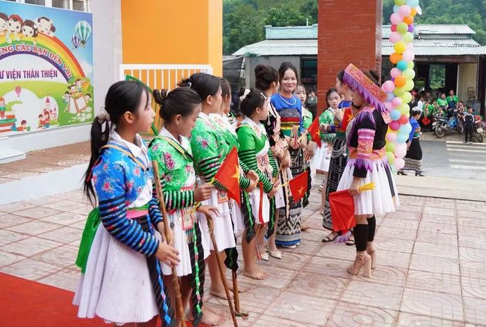 Học sinh Trường Phổ thông nội trú tiểu học và THCS Sơn Thuỷ (xã Sơn Thuỷ) chuẩn bị những tiết mục văn nghệ chào mừng ngày khai giảng.