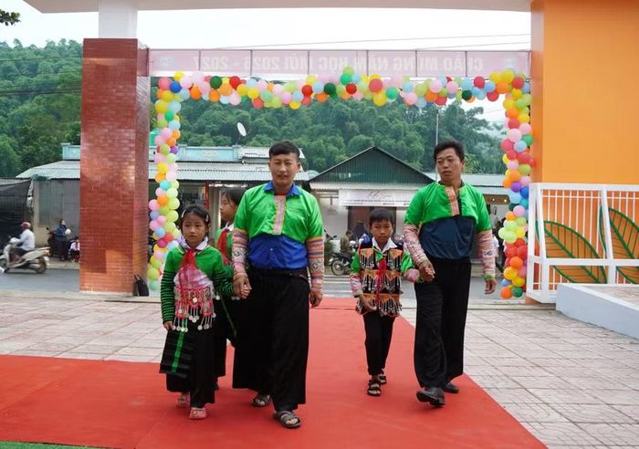 Với phụ huynh, mỗi bước chân con đến trường đều gửi gắm những kỳ vọng về một tương lai tốt đẹp hơn.