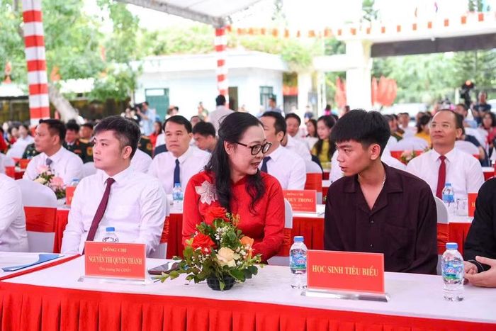 Thứ trưởng Bộ GD&ĐT Nguyễn Thị Quyên Thanh chia sẻ niềm vui ngày khai giảng với học sinh tiêu biểu tỉnh Bắc Ninh.