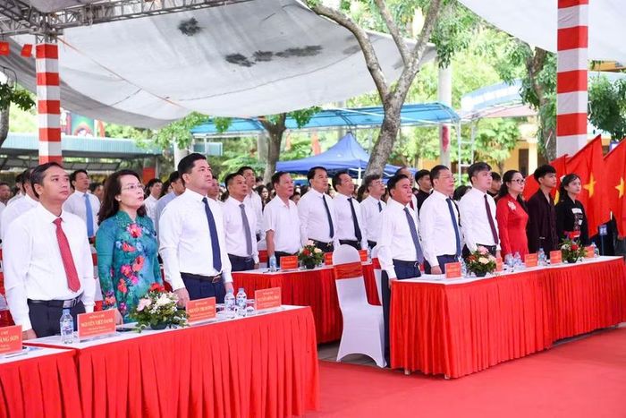 Các đại biểu dự khai giảng tại Trường PT DTNT tỉnh Bắc Ninh.