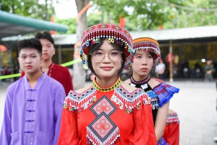 Niềm vui hân hoan của học sinh nội trú trong ngày khai giảng.