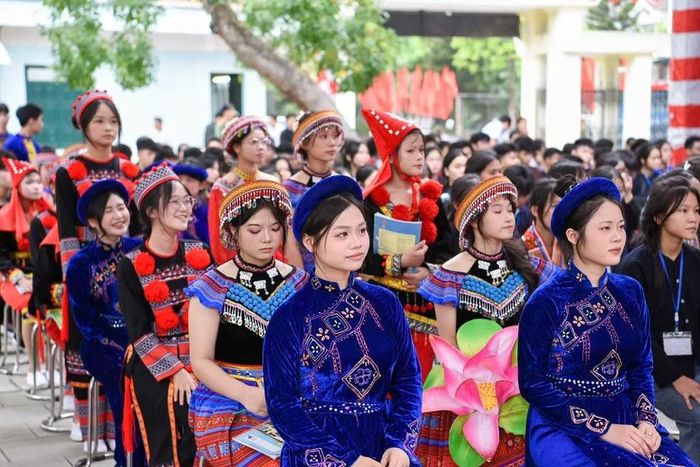 Học sinh nội trú hân hoan trong ngày khai giảng.