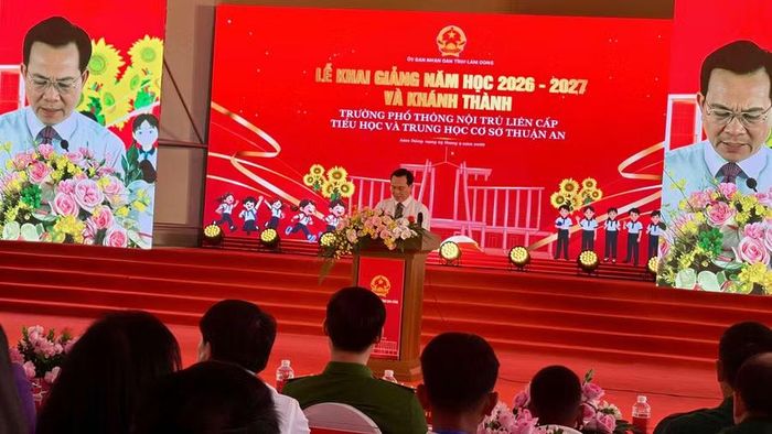 Ông Hồ Văn Mười, Chủ tịch UBND tỉnh Lâm Đồng phát biểu trong Lễ Khai giảng tại Trường Phổ thông nội trú liên cấp Tiểu học và THCS Thuận An.
