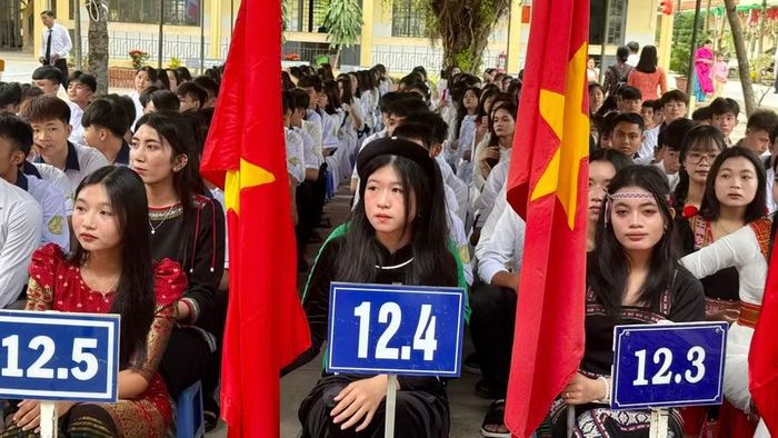 Học sinh dự Lễ Khai giảng năm học mới tại Trường Phổ thông Dân tộc nội trú tỉnh (phường Hàm Thắng).