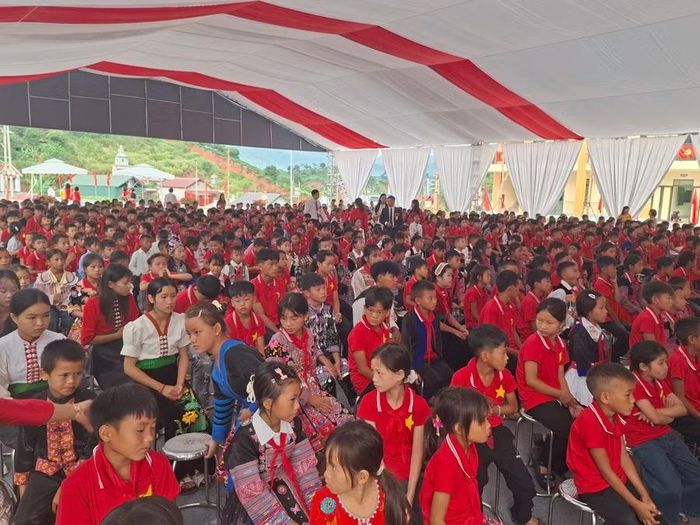 Các em học sinh dự ngày khai giảng.