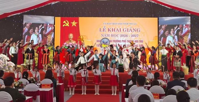 Tiết mục văn nghệ chào mừng trong Lễ khai giảng.