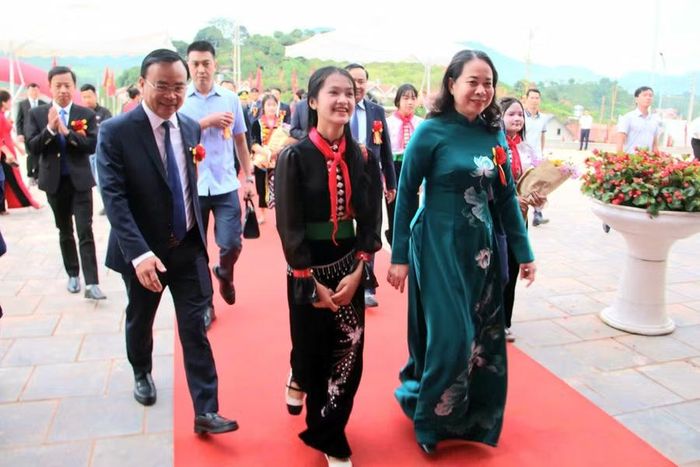 Phó Chủ tịch nước Võ Thị Ánh Xuân đến dự khai giảng tại trường Liên cấp xã Chiềng Sơn.