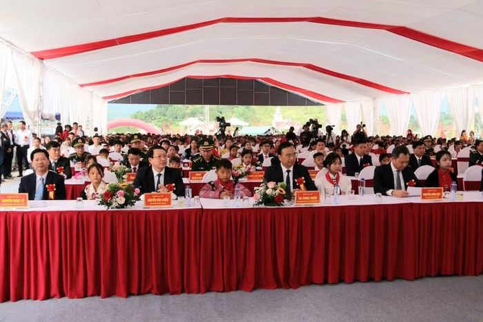 Các đại biểu dự khai giảng tại trường liên cấp xã Chiềng Sơn.