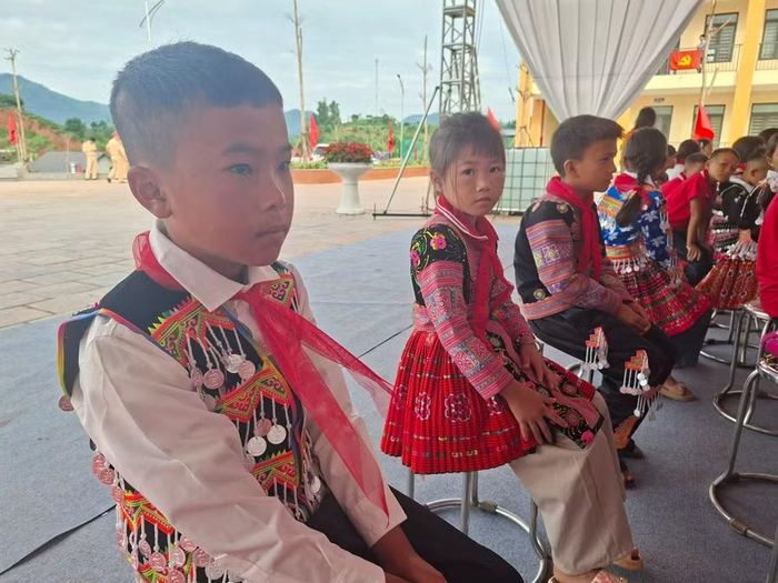 Các em học sinh mặc trang phục dân tộc dự ngày khai giảng.