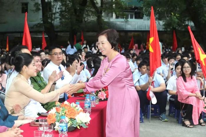Hiệu trưởng Đào Thị Hồng Hạnh (áo hồng) chào đón các đại biểu.
