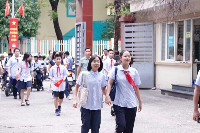 Các em học sinh đến trường từ sáng sớm dự Lễ khai giảng năm học mới.
