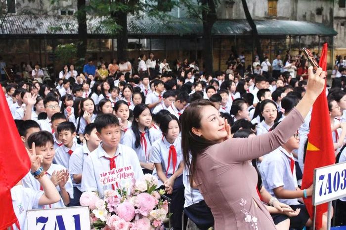 Cô và trò chụp ảnh trong ngày khai giảng.