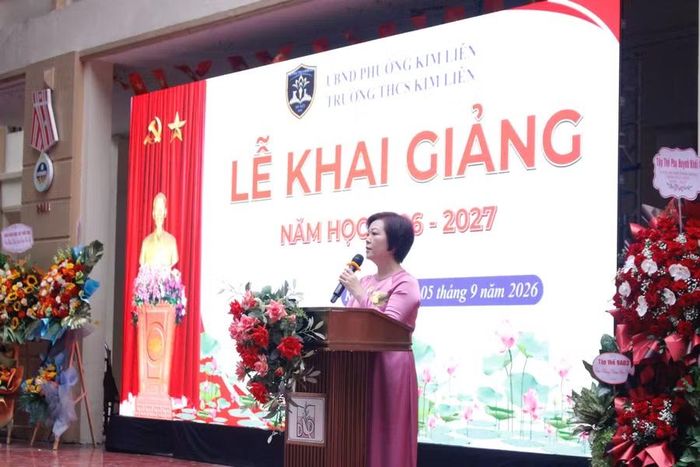 Bà Đào Thị Hồng Hạnh – Hiệu trưởng Trường THCS Kim Liên phát biểu tại Lễ khai giảng năm học mới.