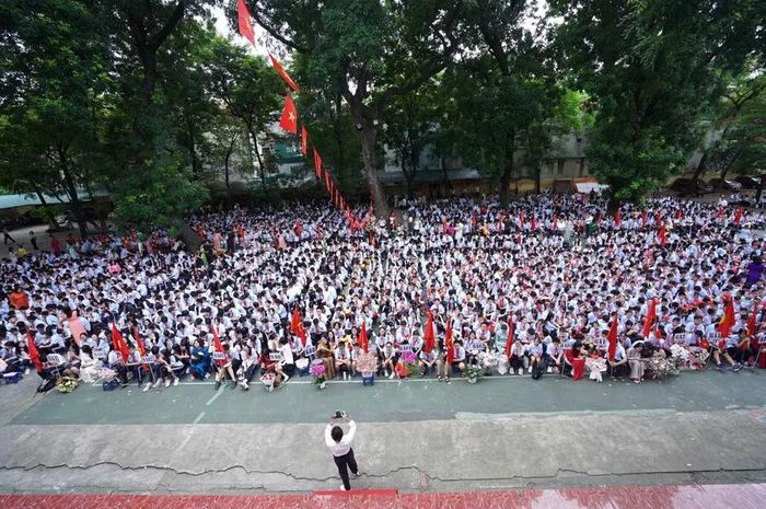Buổi Lễ khai giảng diễn ra trong không khí vui tươi, phấn khởi.