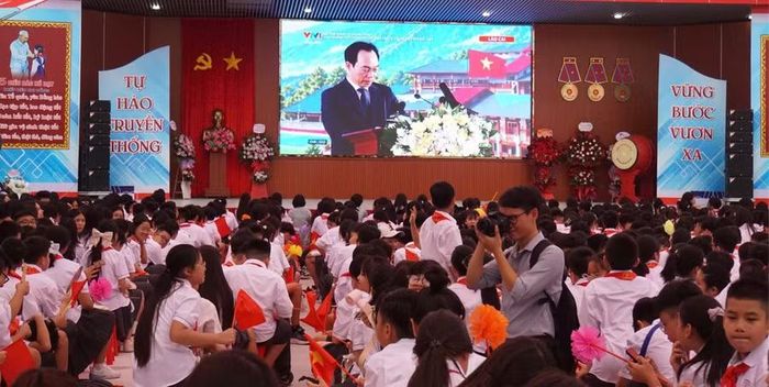 Học sinh nhà trường theo dõi chương trình truyển hình trực tiếp.