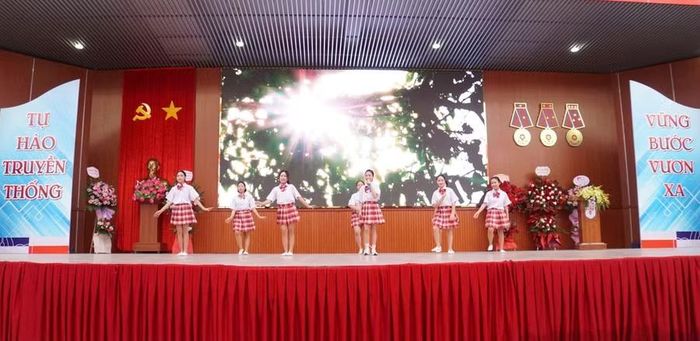 Học sinh Trường TH&THCS Chu Văn An với những tiết mục văn nghệ chào đón năm học mới.