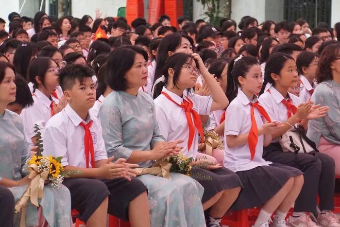 Cô và trò Trường TH&THCS Chu Văn An trong ngày khai giảng năm học mới.