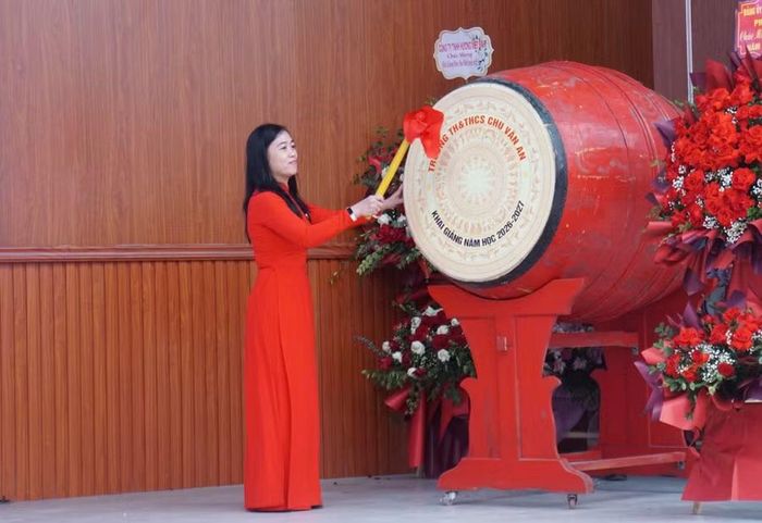 Nhà giáo Vũ Hạnh Nguyên – Hiệu trưởng Trường TH&THCS Chu Văn An đánh trống khai giảng năm học mới 2026 - 2027.